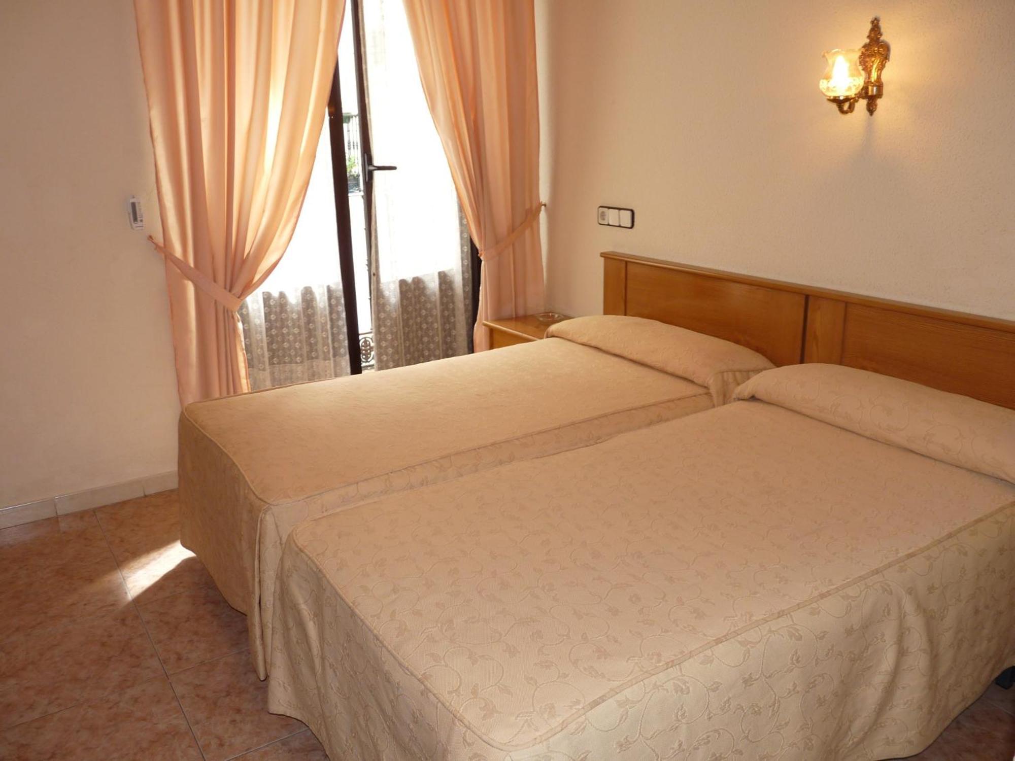 Hostal Fernandez Madrid Exterior photo